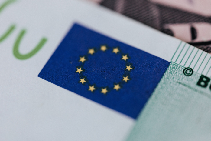 un plano cercano a un billete de euro centrado en la bandera de la UE