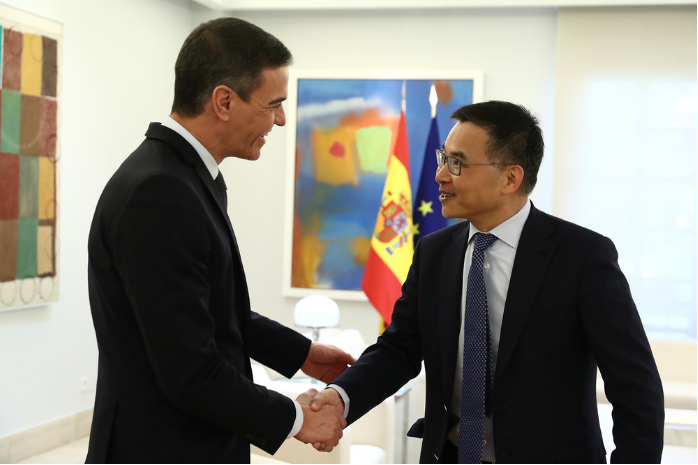 El presidente del Gobierno, Pedro Sánchez, saluda al CEO y fundador de Envision Group, Lei Zhang, con quien se ha reunido en La Moncloa