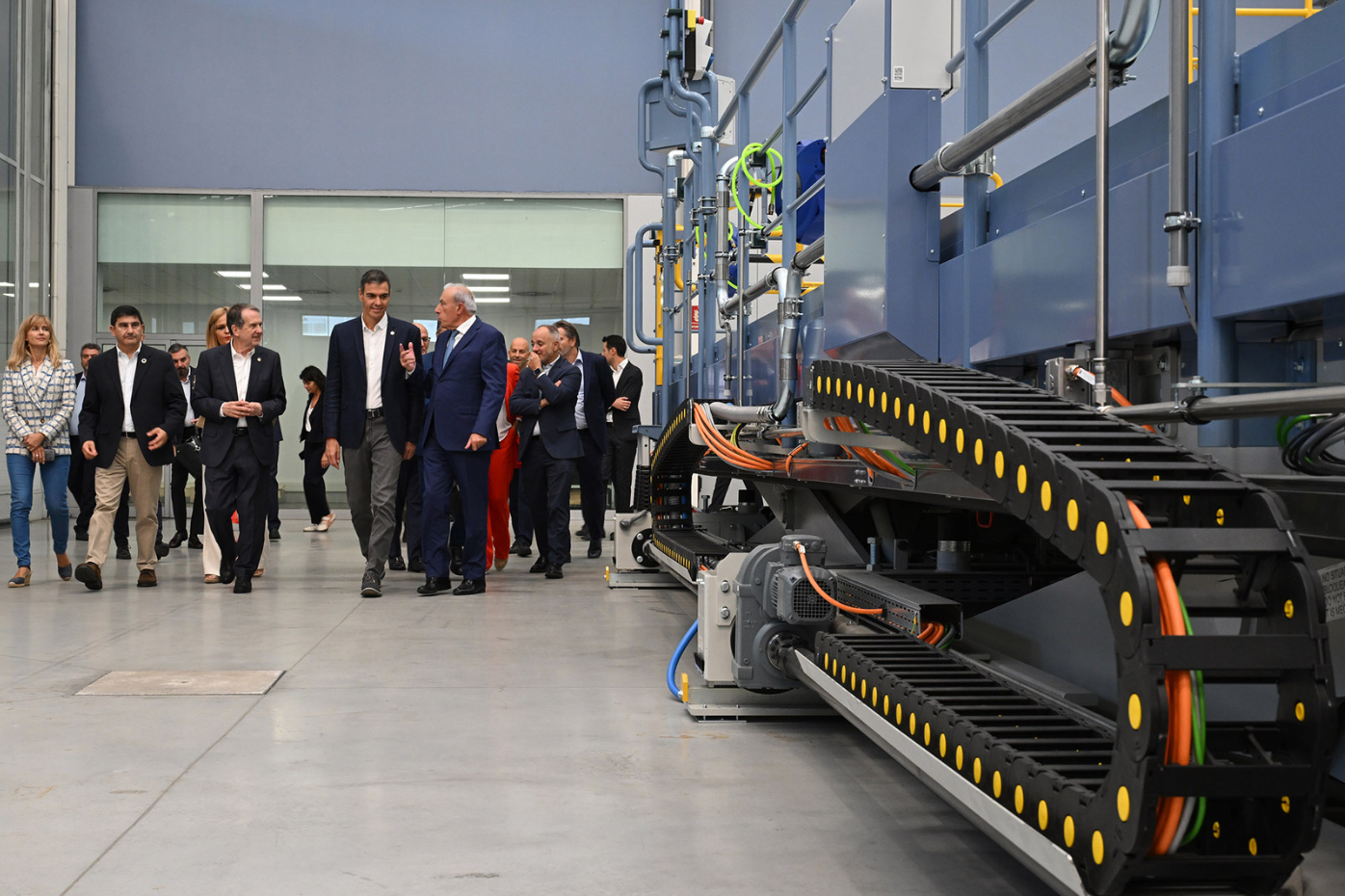 El presidente del Gobierno, Pedro Sánchez, junto al alcalde de Vigo, Abel Caballero, y el presidente del grupo Delta Vigo, Francisco Puga, durante su visita al centro industrial Delta Vigo PTL Valladares.