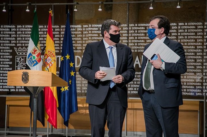 El minisro de Inclusión, Seguridad Social y Migraciones, José Luis Escrivá, con el presidente de Extremadura, Guillermo Fernández Vara.