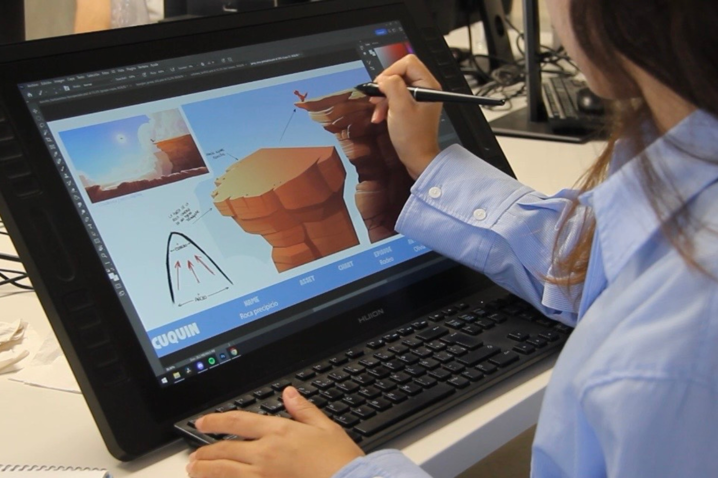 Una animadora trabajando en una tablet