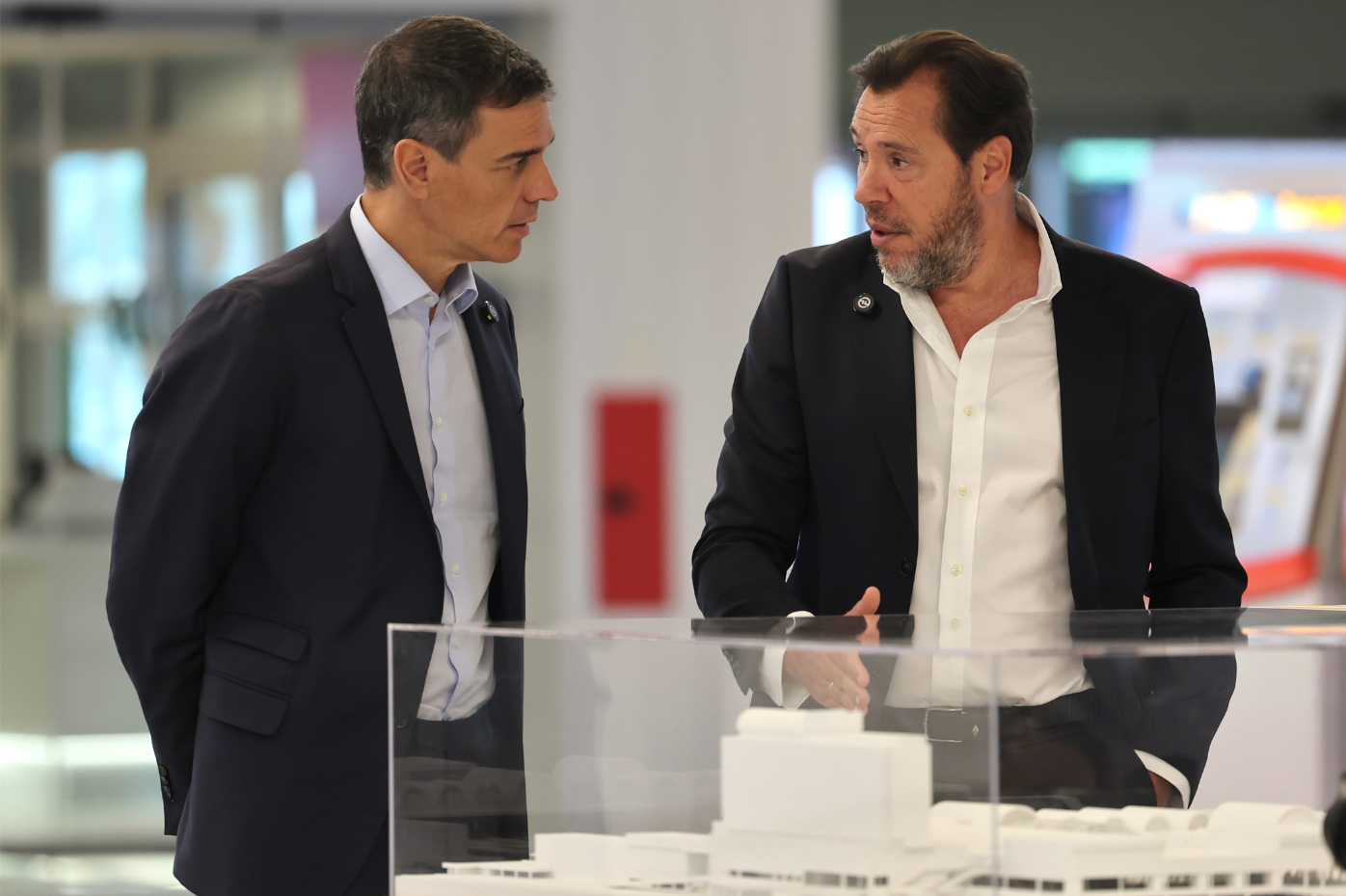 El presidente del Gobierno, Pedro Sánchez, y el ministro de Transportes y Movilidad Sostenible, Óscar Puente, en el nuevo vestíbulo principal de la estación Chamartín-Clara Campoamor