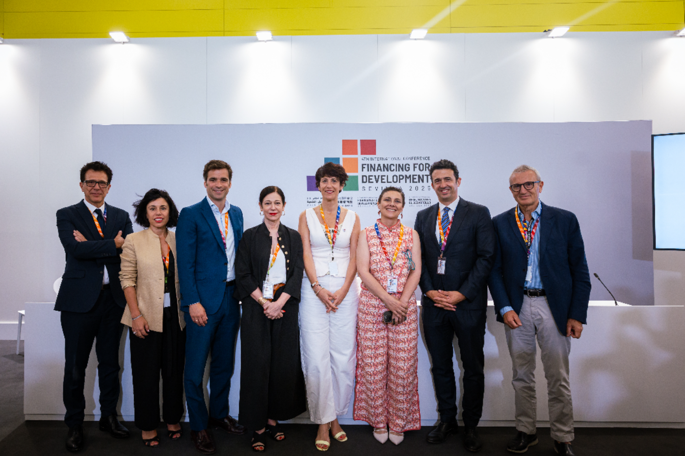 La ministra de Inclusión, Seguridad Social y Migraciones, Elma Saiz en una foto de familia