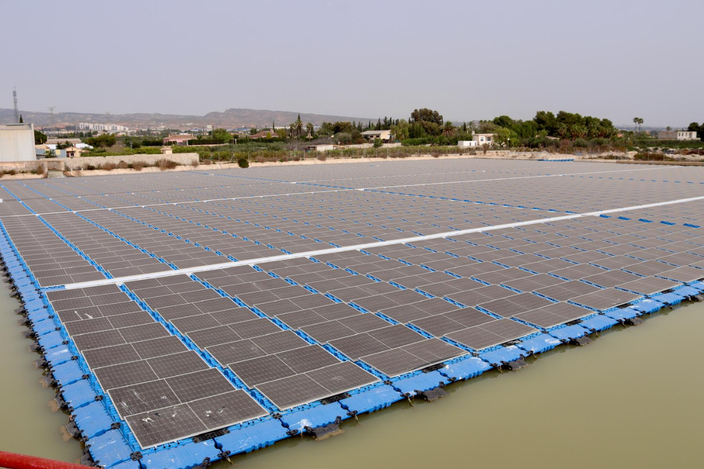 Balsa de placas fotovoltaicas