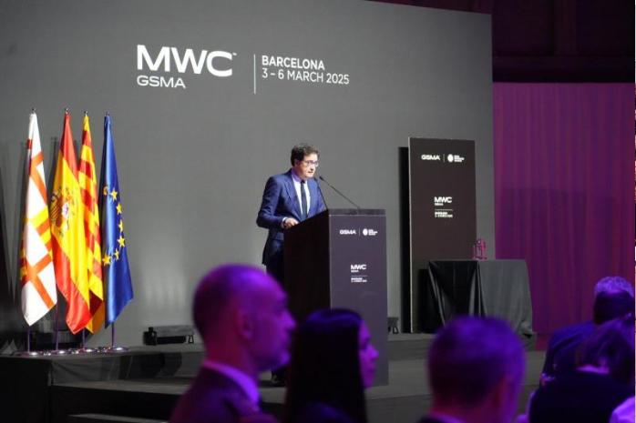 Oscar López durante su intervención en la cena inaugural del Mobile World Congress 2025 en Barcelona