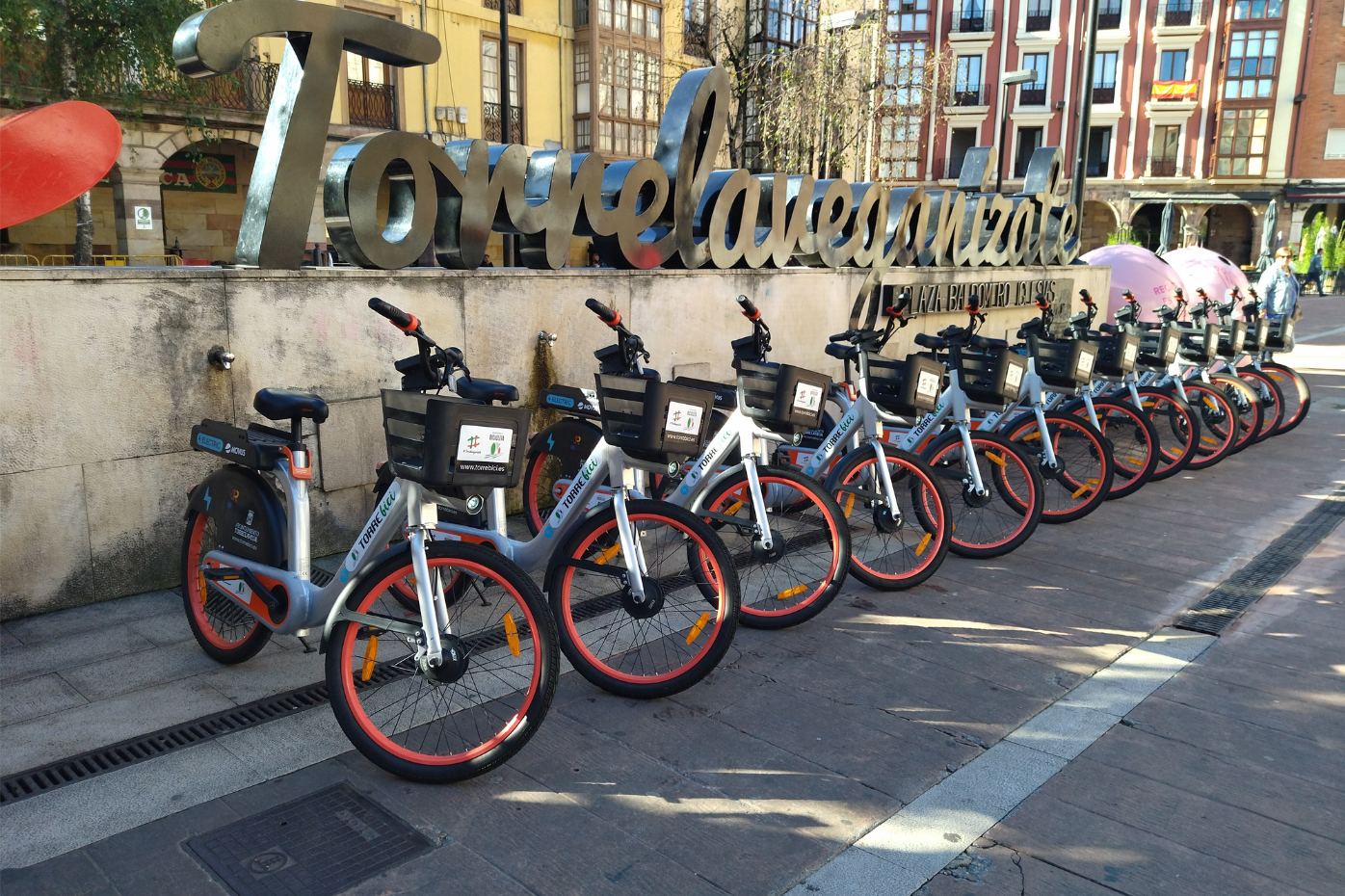 bicicletas aparcadas en un parking