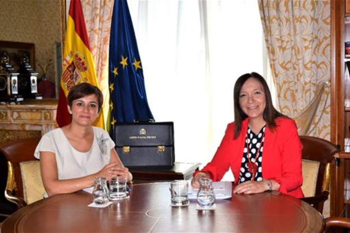 La ministra de Política Territorial, Isabel Rodríguez, y la alcaldesa de Alcázar de San Juan, Rosa Melchor
