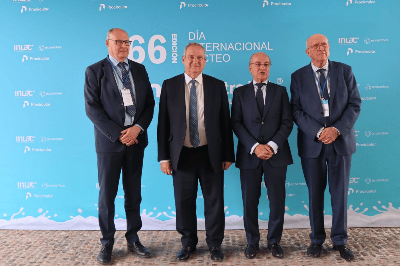 Foto de familia del acto por el Día Internacional del Lácteo.