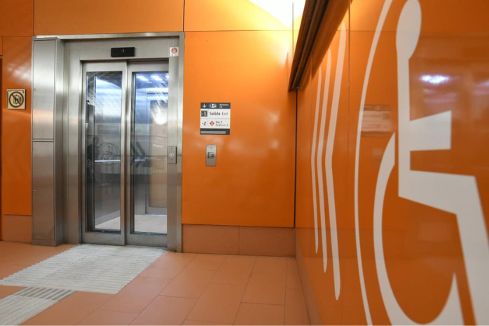 ascensor adaptado en la estación de recoletos, en Madrid