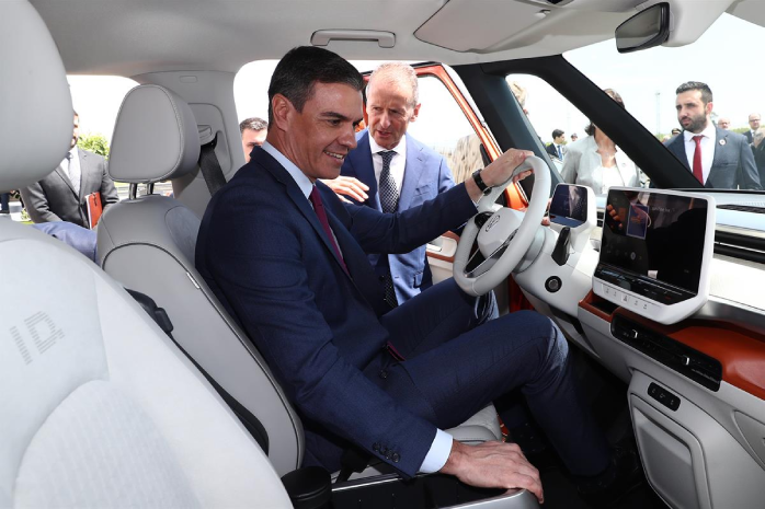 El presidente del Gobierno, Pedro Sánchez, montado en uno de los coches de la compañía, junto al CEO del Grupo Volkswagen, Herbert Diess.