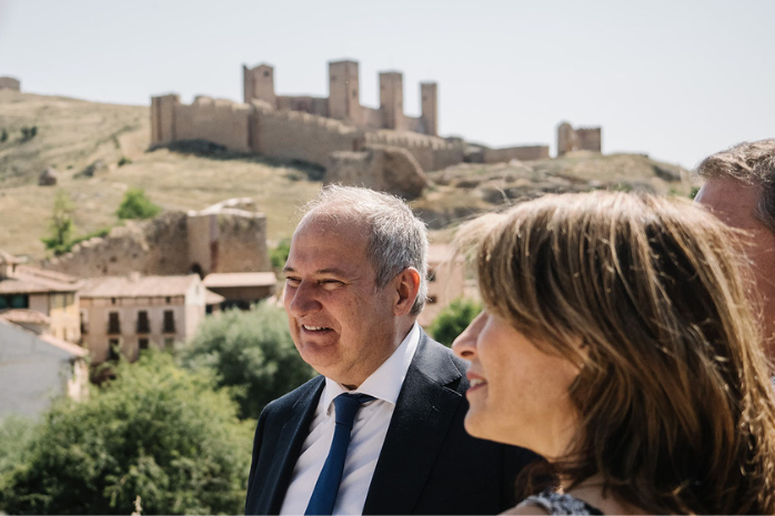El ministro de Industria y Turismo, Jordi Hereu, ha hecho entrega de las llaves del nuevo Parador de Molina de Aragón (Guadalajara) a la presidenta de Paradores.