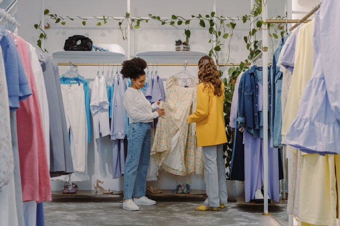 Dos mujeres miran una prenda en una tienda de ropa