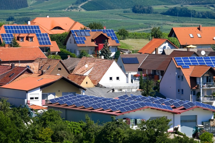 un pueblo con placas solares en los tejados