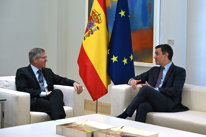 El presidente del Gobierno, Pedro Sánchez, y el presidente de PriceWaterhouseCoopers Global, Robert Edward Moritz, durante su encuentro en La Moncloa.