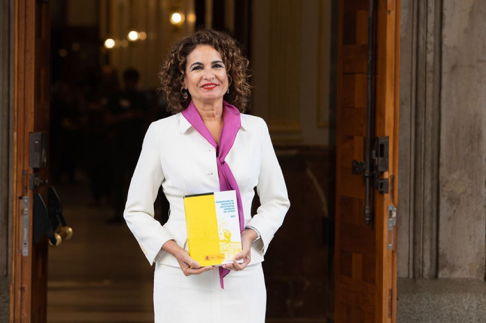 La ministra de Hacienda y Función Pública, María Jesús Montero,  a su llegada al Congreso con el Proyecto de Ley de Presupuestos Generales del Estado para 2023