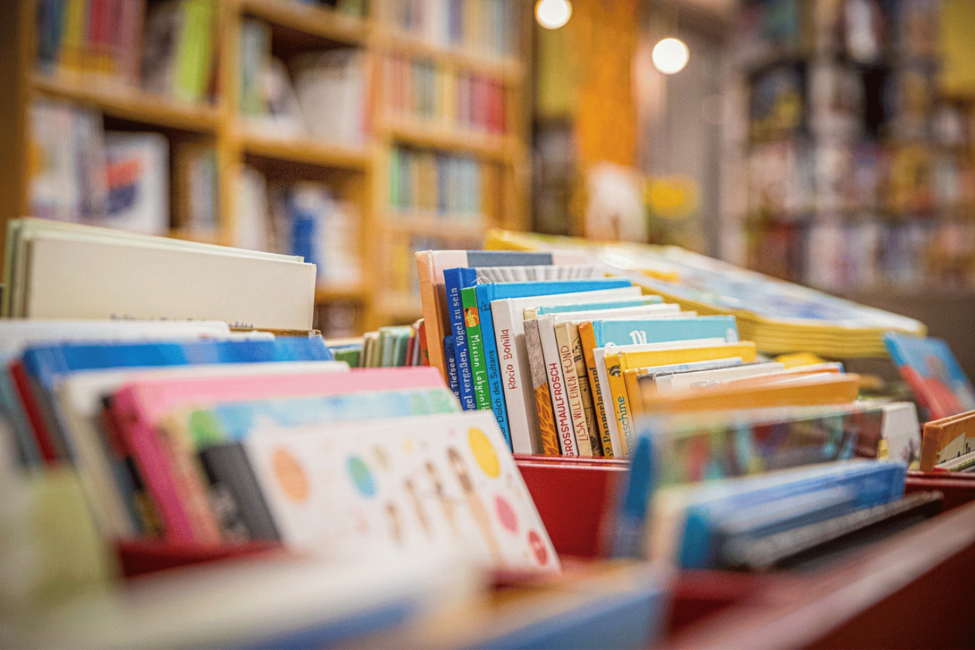 Libros infantiles en la mesa de exposición de una biblioteca.