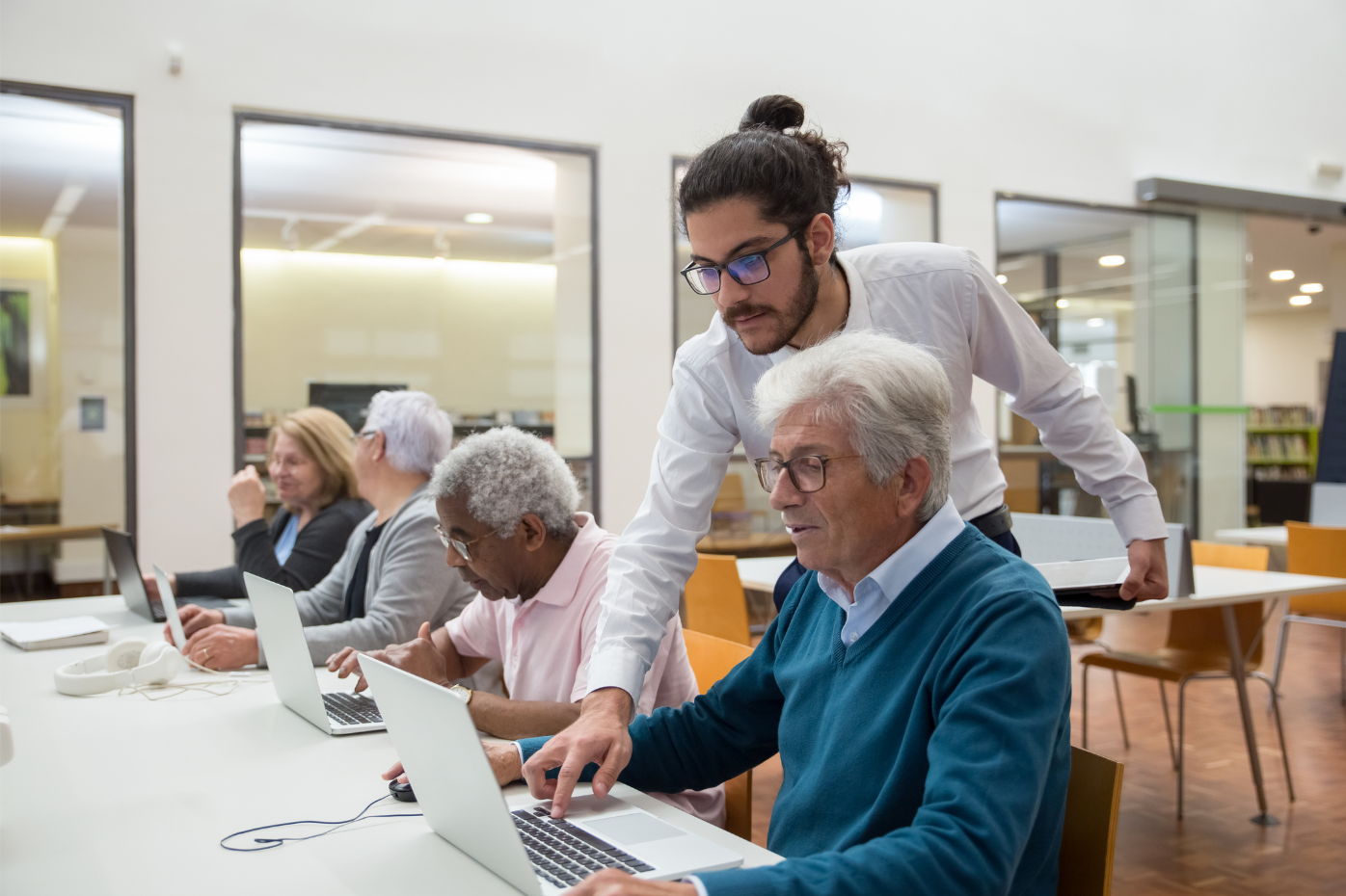 personas mayores en un aula