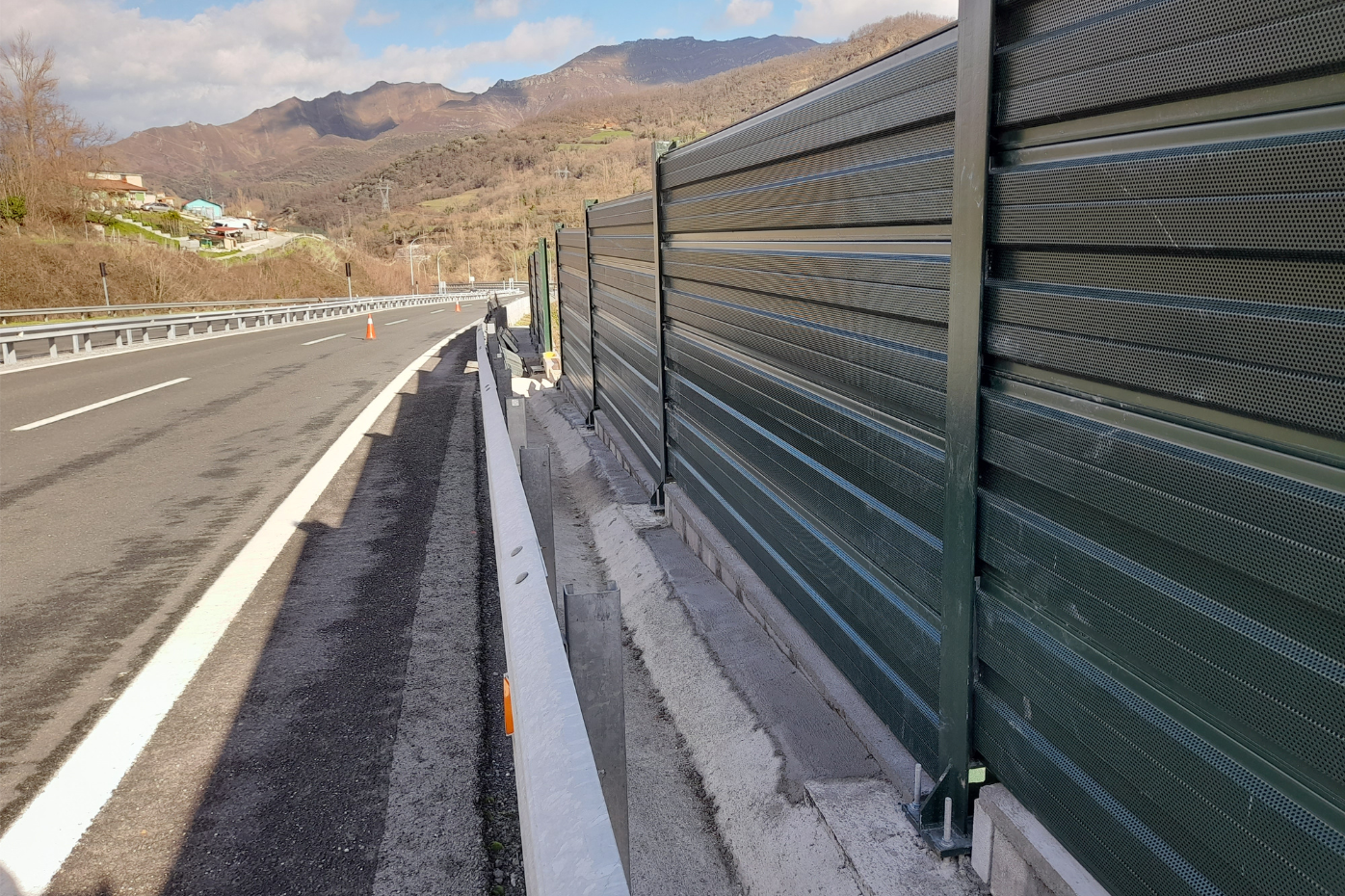 pantallas acústicas en la carretera