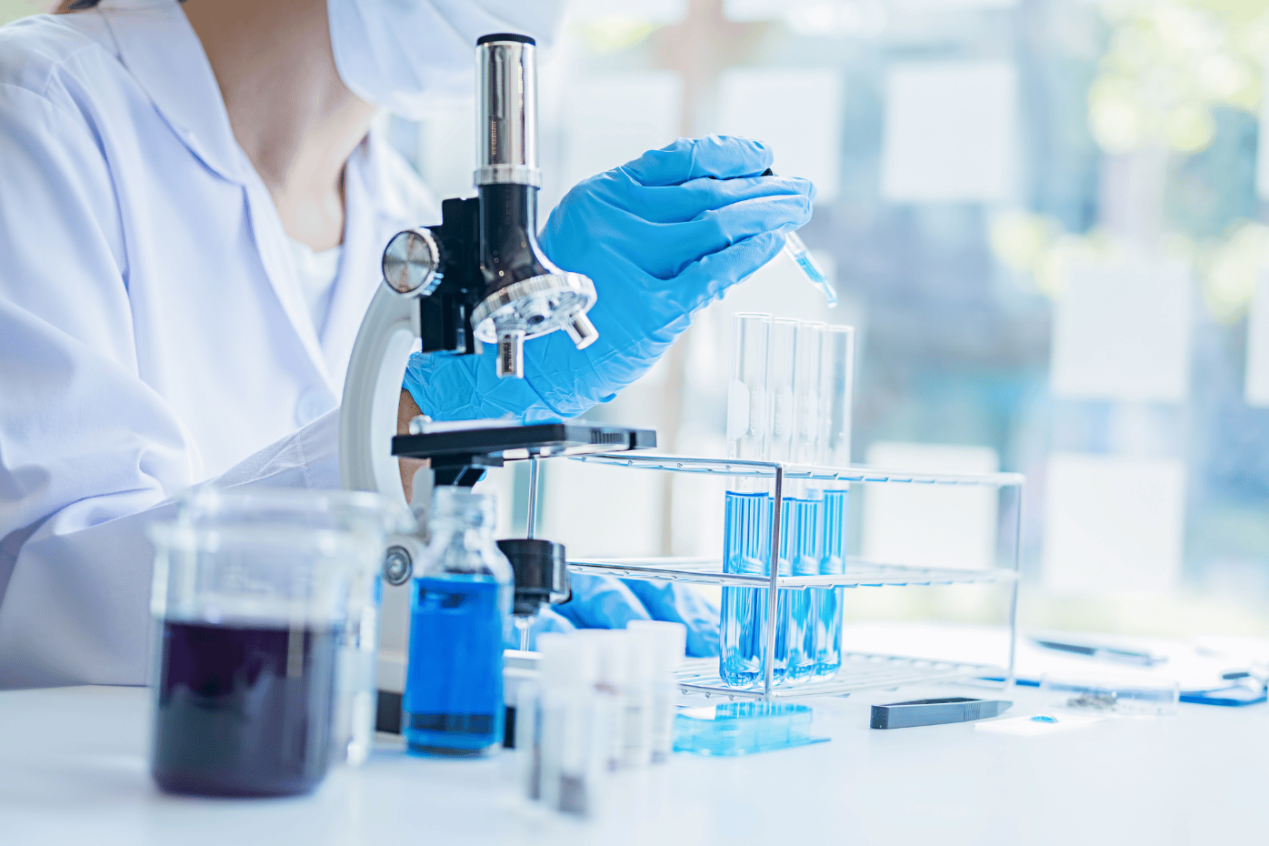Investigadora en el laboratorio.