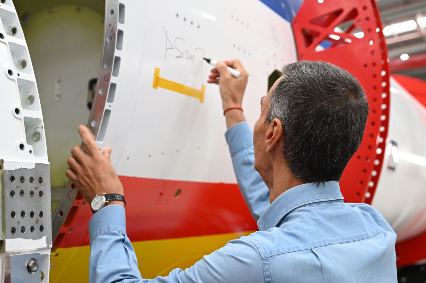 El presidente del Gobierno, Pedro Sánchez, firma un cohete de PLD Space