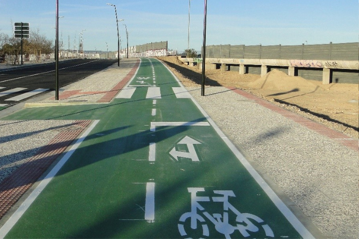 Primer tramo de la carretera del aeropuerto de Zaragoza tras adecuarla al paso de peatones y bicis