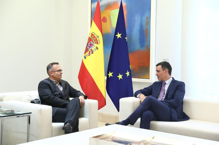 El presidente del Gobierno, Pedro Sánchez, conversa en La Moncloa con el vicepresidente de Moderna para Europa, Oriente y África, Dan Staner