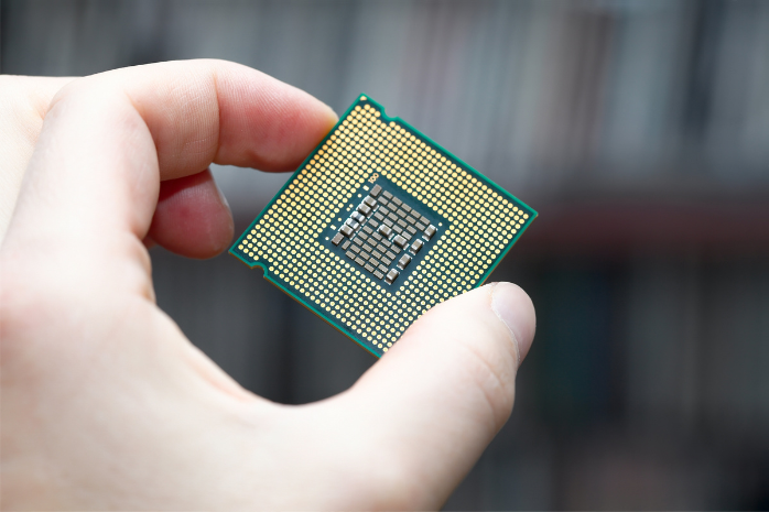 una mano sosteniendo un chip