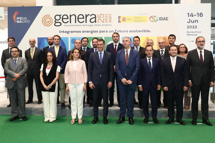 El presidente del Gobierno y la vicepresidenta tercera, con el Comité organizador de la Feria GENERA 2022