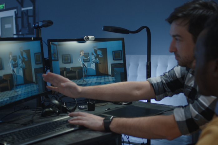 dos personas trabajando en un proyecto de animación en un ordenador