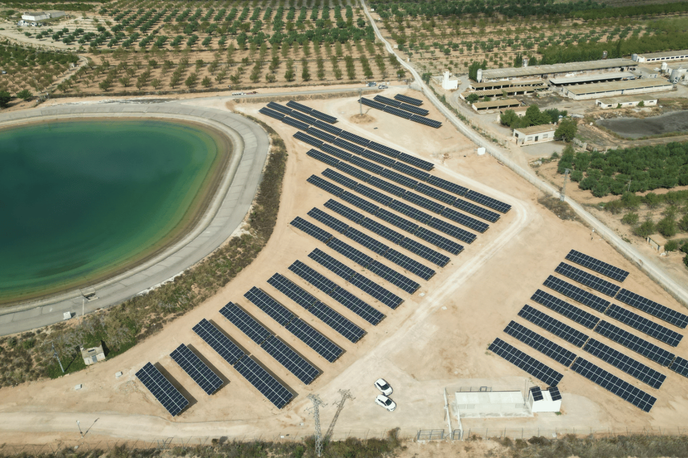 Sistema regadío con paneles solares.