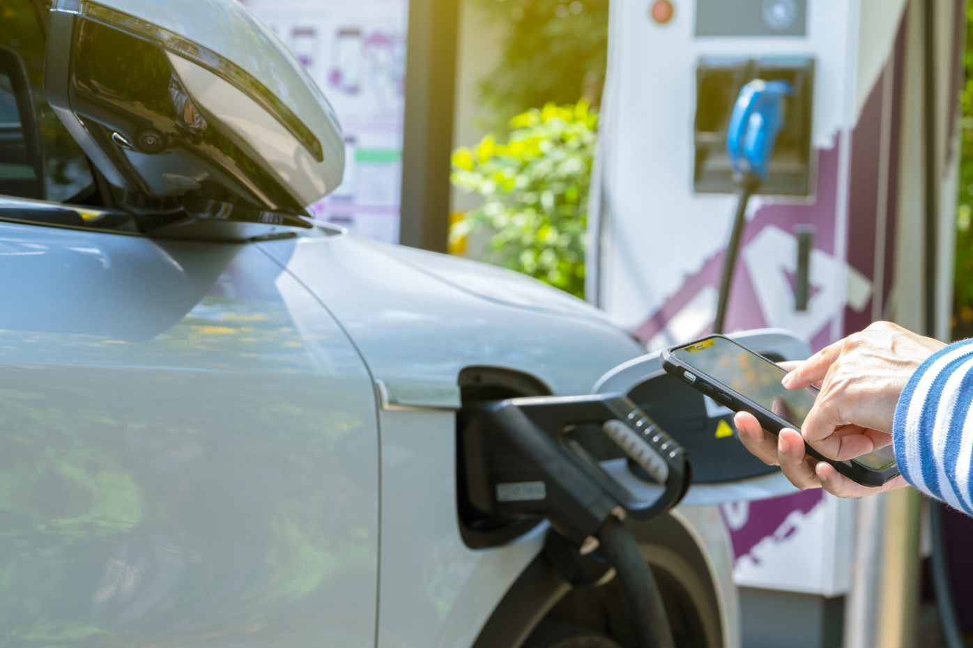 Cargador de vehículo eléctrico y sistema de pago.