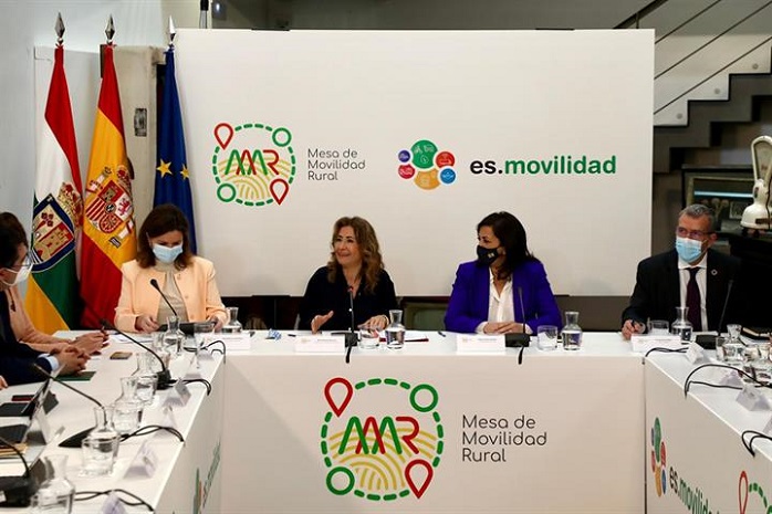 La ministra de Transportes, Movilidad y Agenda Urbana, Raquel Sánchez, durante la constitución de la mesa por la movilidad rural en su visita a La Rioja