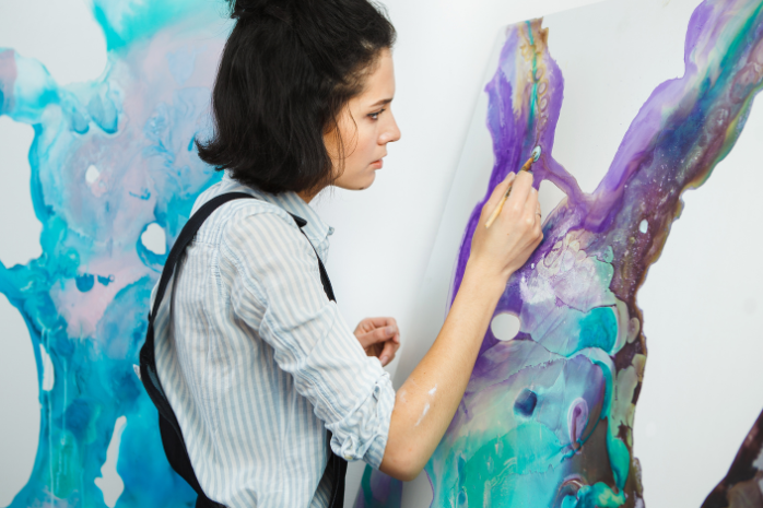 una mujer pintando un cuadro