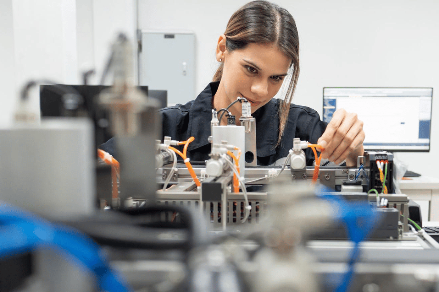 Investigadora trabajando con un circuito.