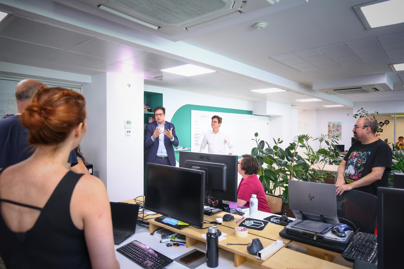 El ministro para la Transformación Digital y de la Función Pública, Óscar López, durante una visita a la compañía.