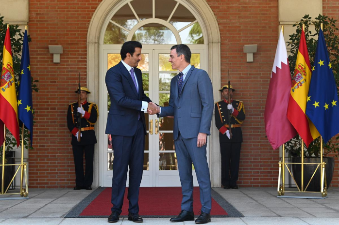 El presidente del Gobierno, Pedro Sánchez, saluda al emir de Catar, Tamim bin Hamad Al-Thani, a la llegada de este a La Moncloa