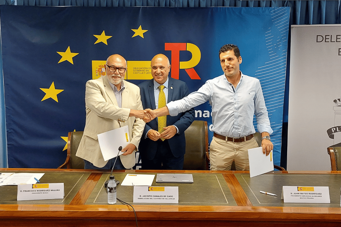 Firma del convenio para la modernización de regadíos en Macias de Picavea.
