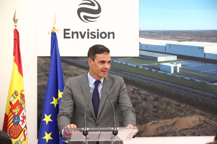 El presidente del Gobierno, Pedro Sánchez, durante su intervención tras la visita a los terrenos donde se ubicará la fábrica de baterías de litio