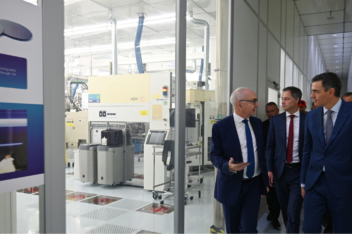 El presidente y CEO de IMEC, Luc Van den Hove, guía al presidente del Gobierno, Pedro Sánchez, y al primer ministro belga, Alexander de Croo, durante la visita a la sede de IMEC. 