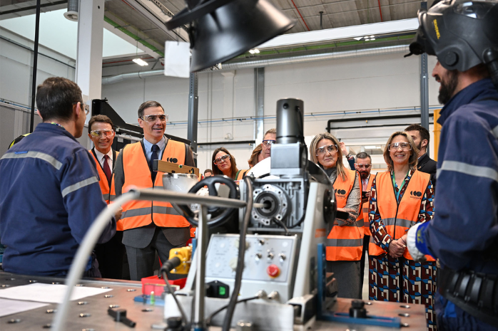 El presidente del Gobierno, Pedro Sánchez, durante su visita a una planta de fabricación de electrolizadores para producir hidrógeno verde.