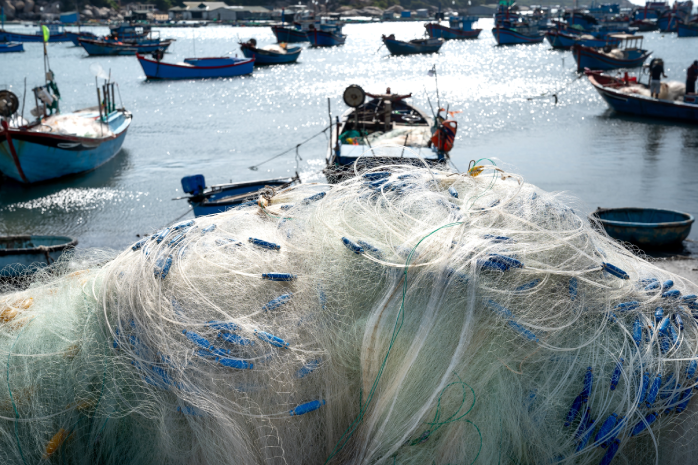 redes y aparejos de pesca en un puerto pesquero
