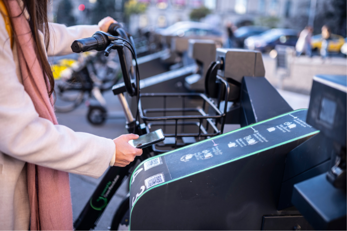 una persona en un servicio de bicicletas eléctricas