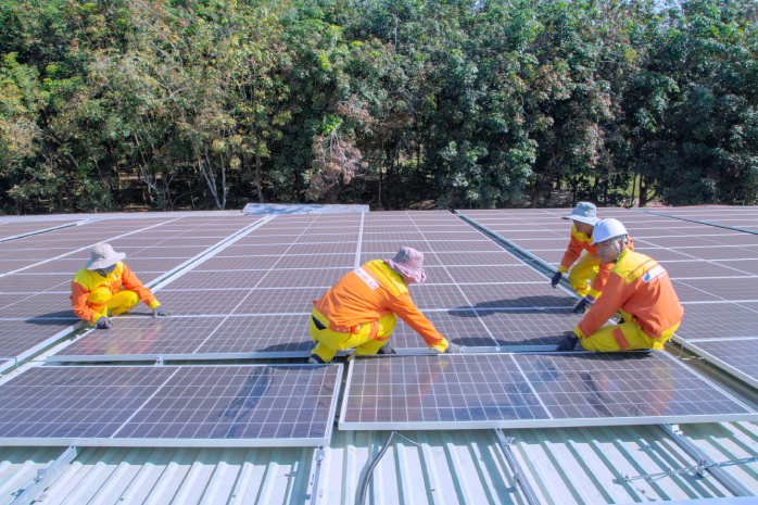 operarios instalando paneles solares en un tejado