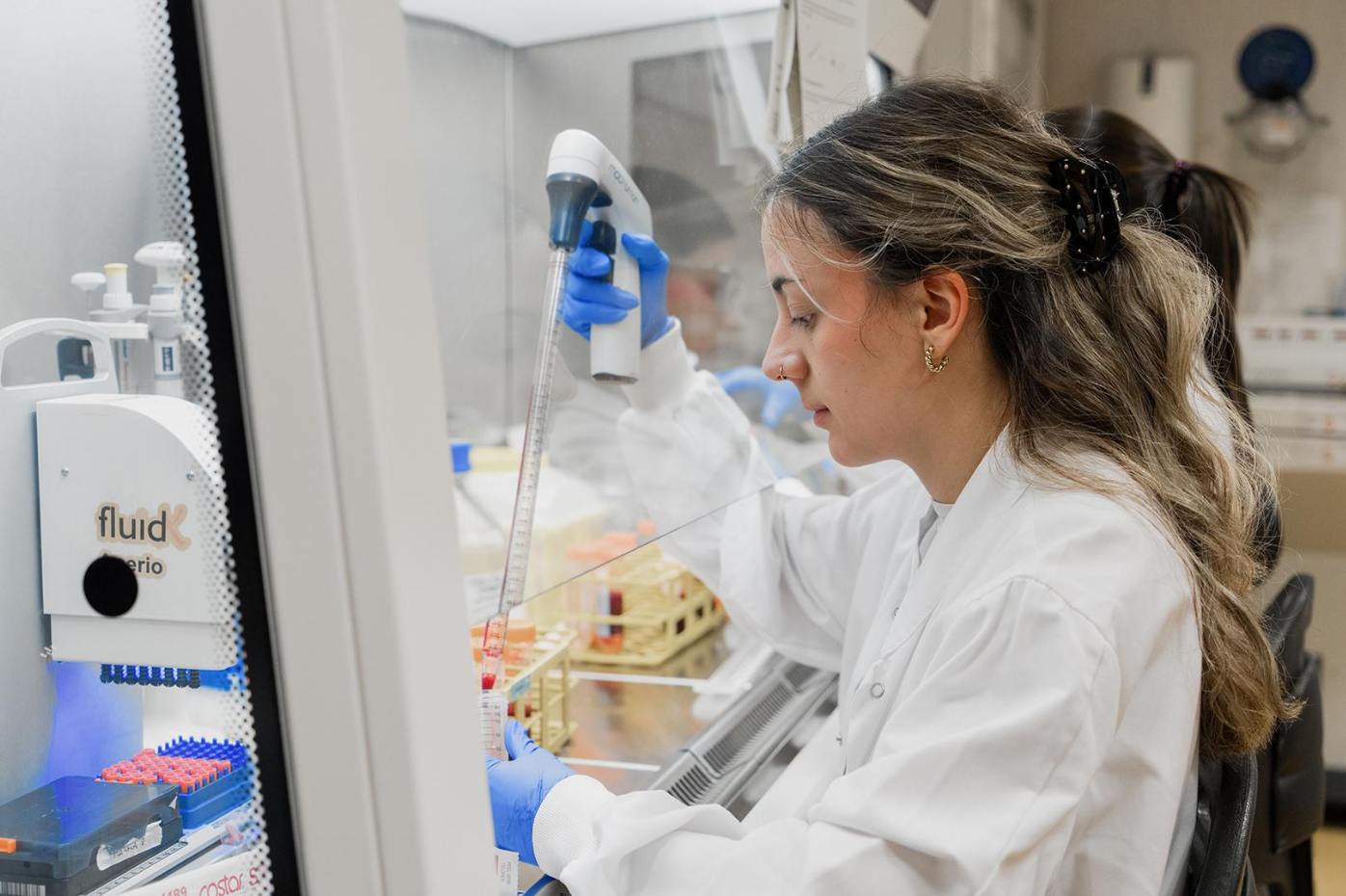 Una investigadora en un laboratorio
