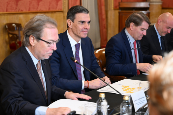 Pedro Sánchez durante la reunión con las cámaras de comercio de Cataluña