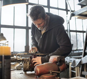 Un hombre trabaja en su taller