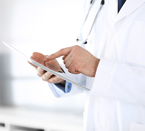 Manos de un médico con un dispositivo electrónico
