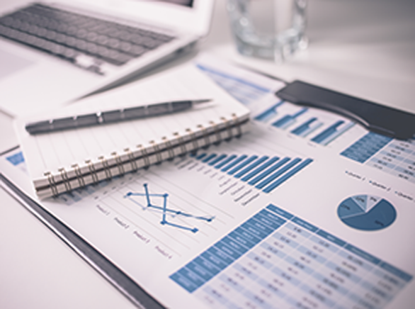 Cuaderno y hojas con tablas