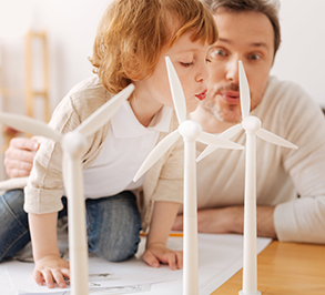 Padre e hijo con una replica de molinos de viento
