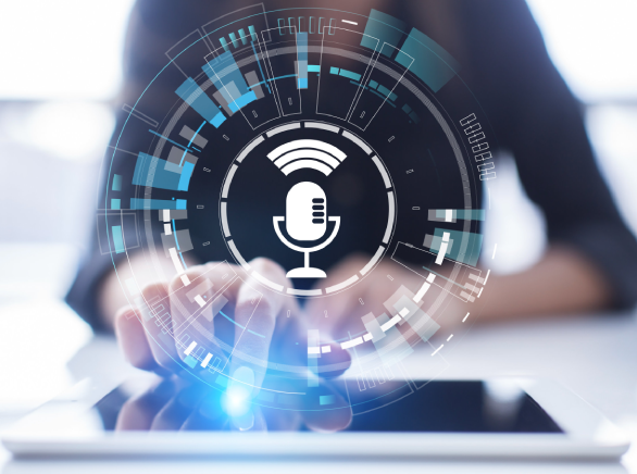 Imagen idealizada con un ipad y un símbolo de reconocimiento de voz